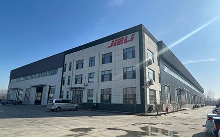 Eine hochmoderne Fabrik wurde neu errichtet.